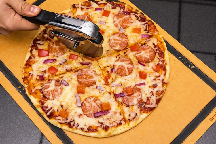 Polgrill_Noz-do-krojenia-pizzy-Broil-King-69810-dealer-warszawa.jpg
