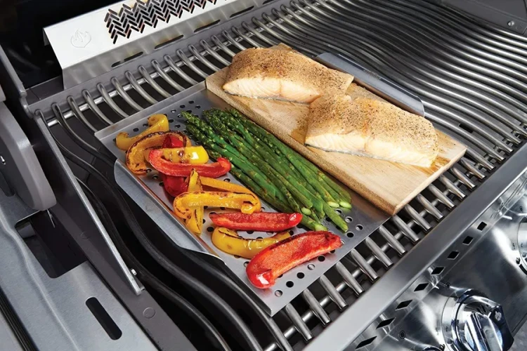 polgrill-70026-napoleon-wielofunkcyjna-stalowa-nadstawka-z-deską-cedrową-1_polgrill.webp