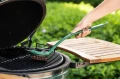 polgrill-127129-szczotka-do-czyszczenia-rusztow-ze-skrobakiem-big-green-egg_pl.webp