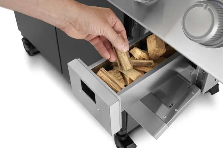 Polgrill-PrestigePro_PRO500VXRSIBPK-Smker-Box-chunks-w-hand-dobregrille_pl.webp