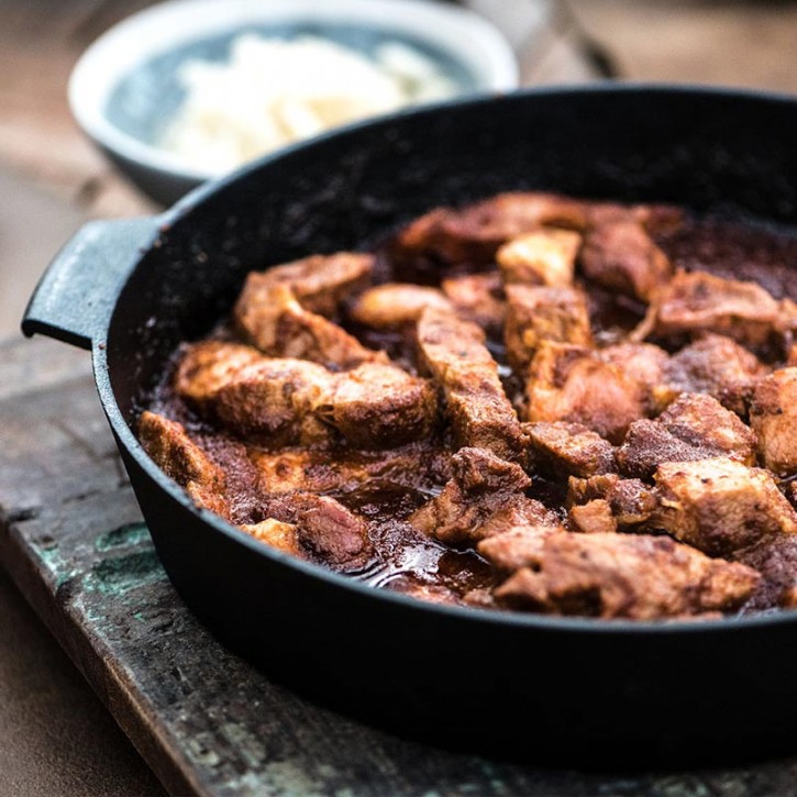 Patelnia żeliwna z jedzeniem