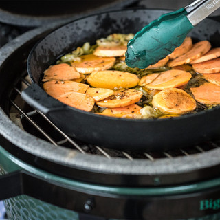 Patelnia żeliwna, szczypce i grill Big Green Egg