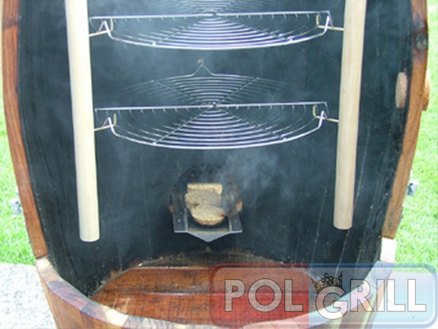 Drewniana beczka z generatorem dymu