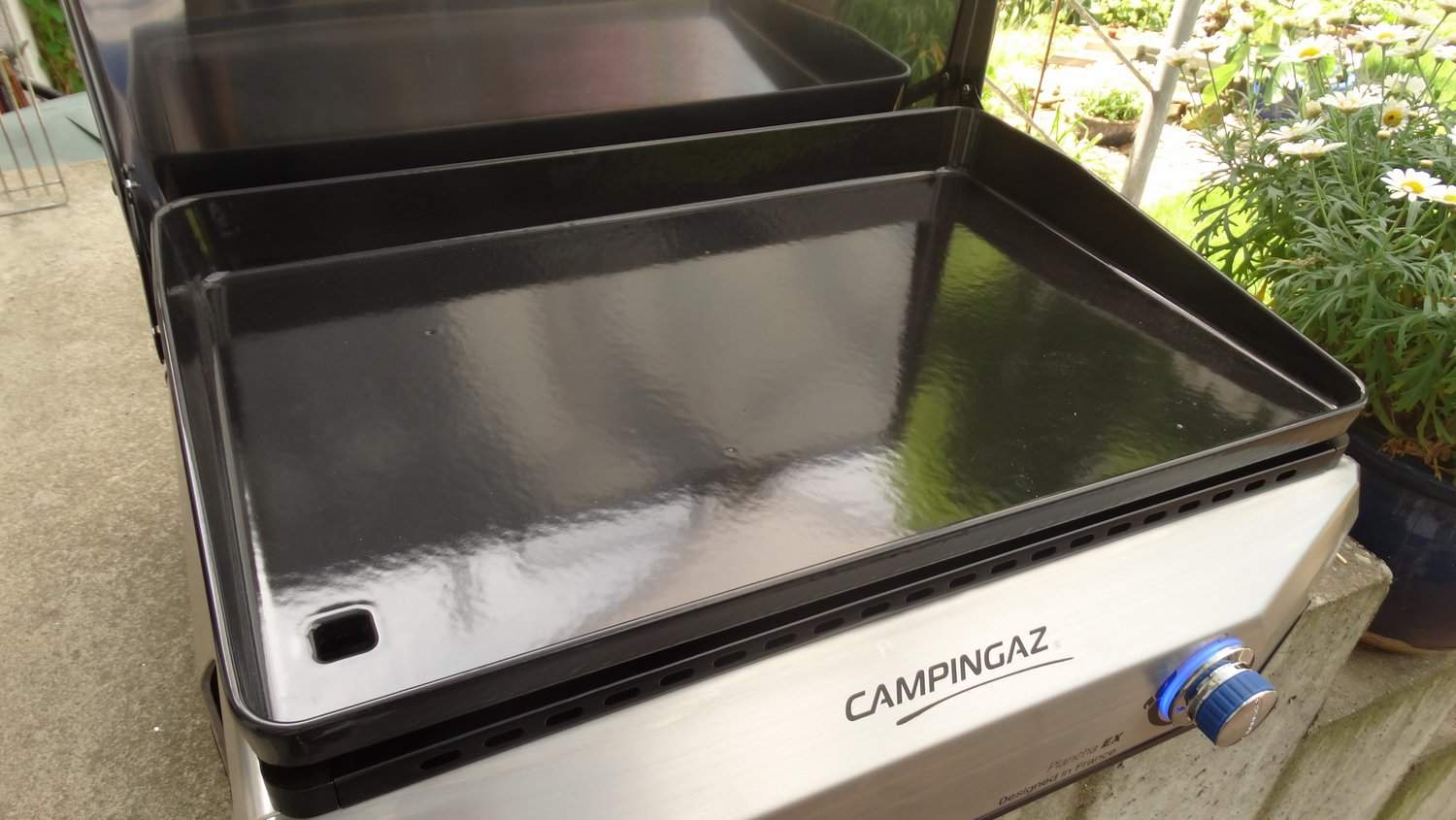 grill plancha campingaz na stole