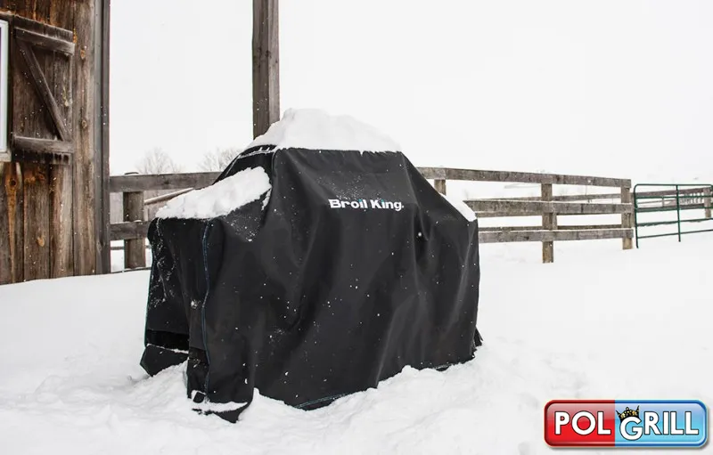 Pokrowiec Broil King przysypany śniegiem